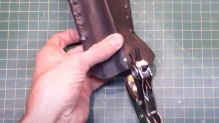 faça o furo do fecho.png